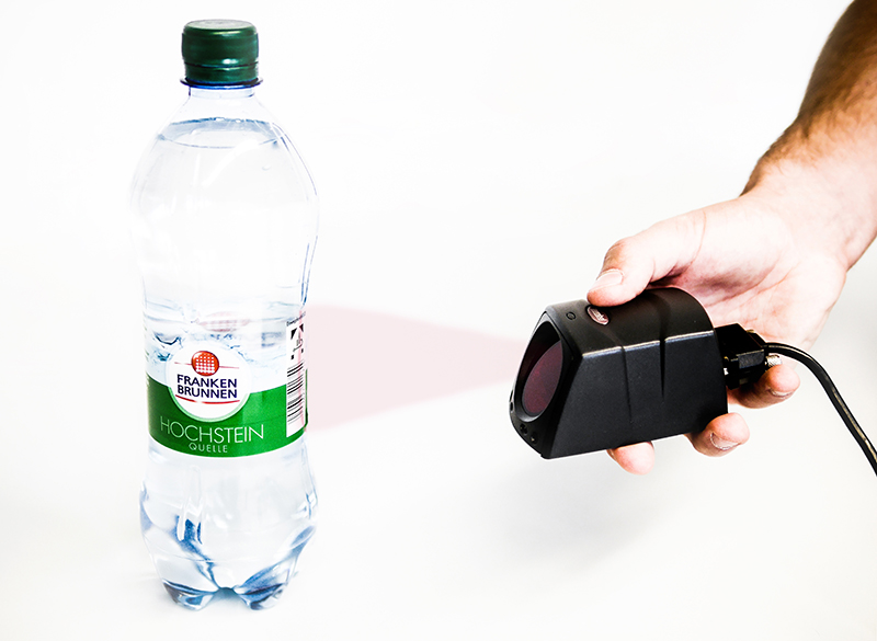 Bild zeigt den Woodscan bei einem Scanvorgang einer Wasserflasche