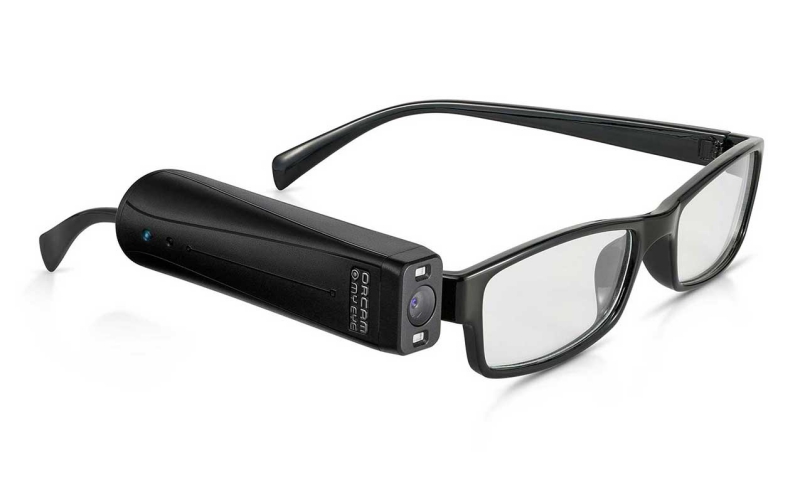 Bild zeigt die an einer Brille angebrachte OrCam