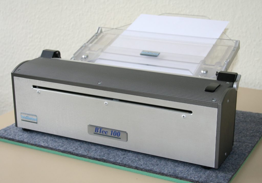 Bild zeigt den mobilen Brailledrucker BTec 100